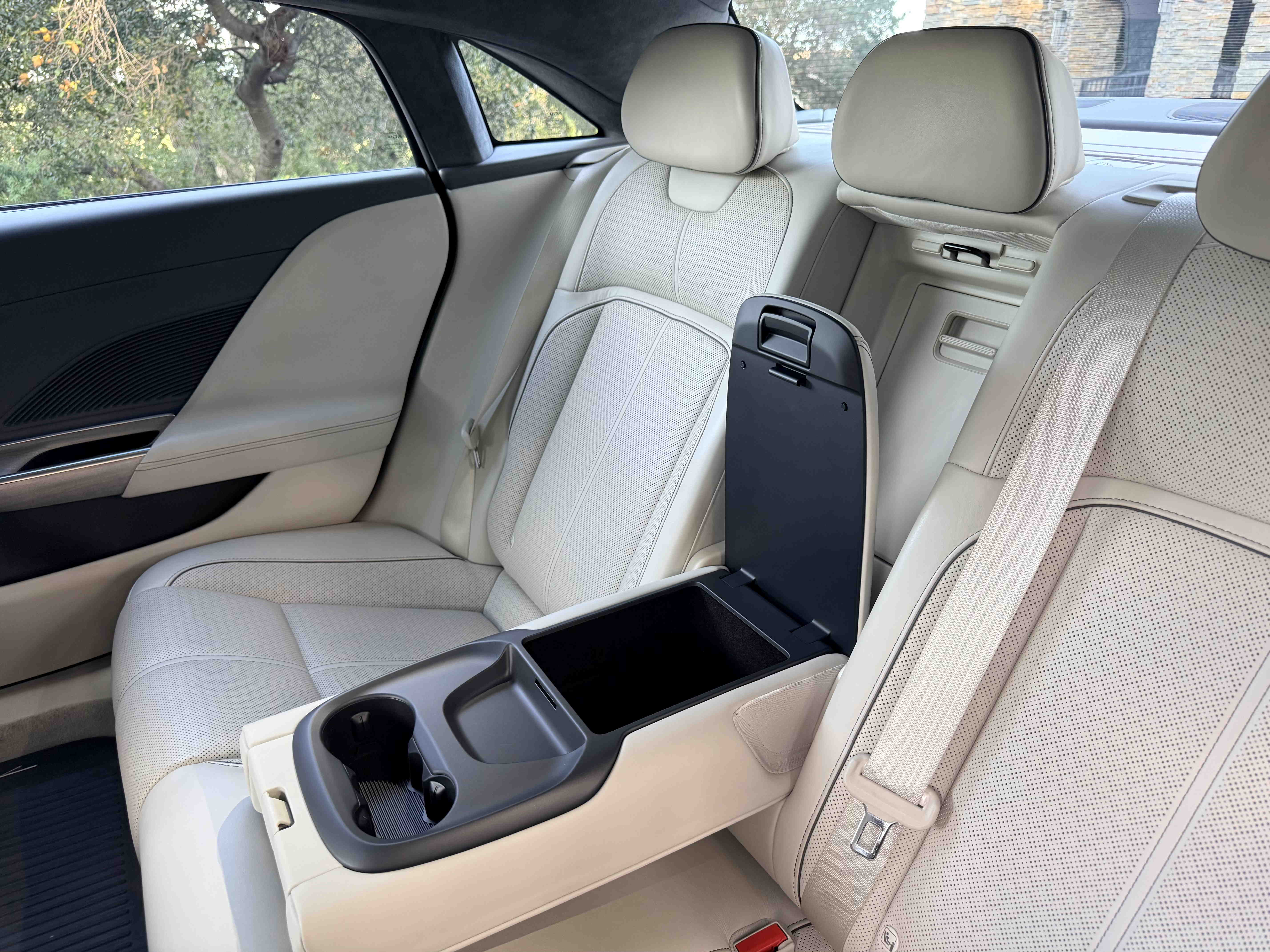 Rear armrest